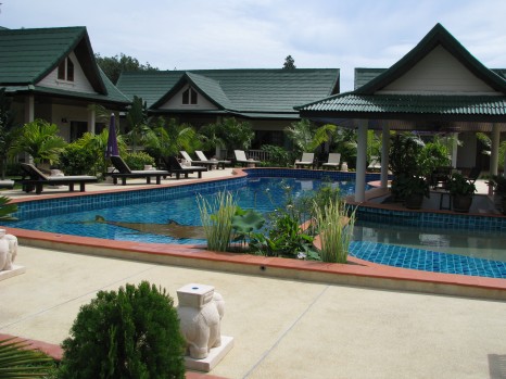 Photo over the pool to the bungalows